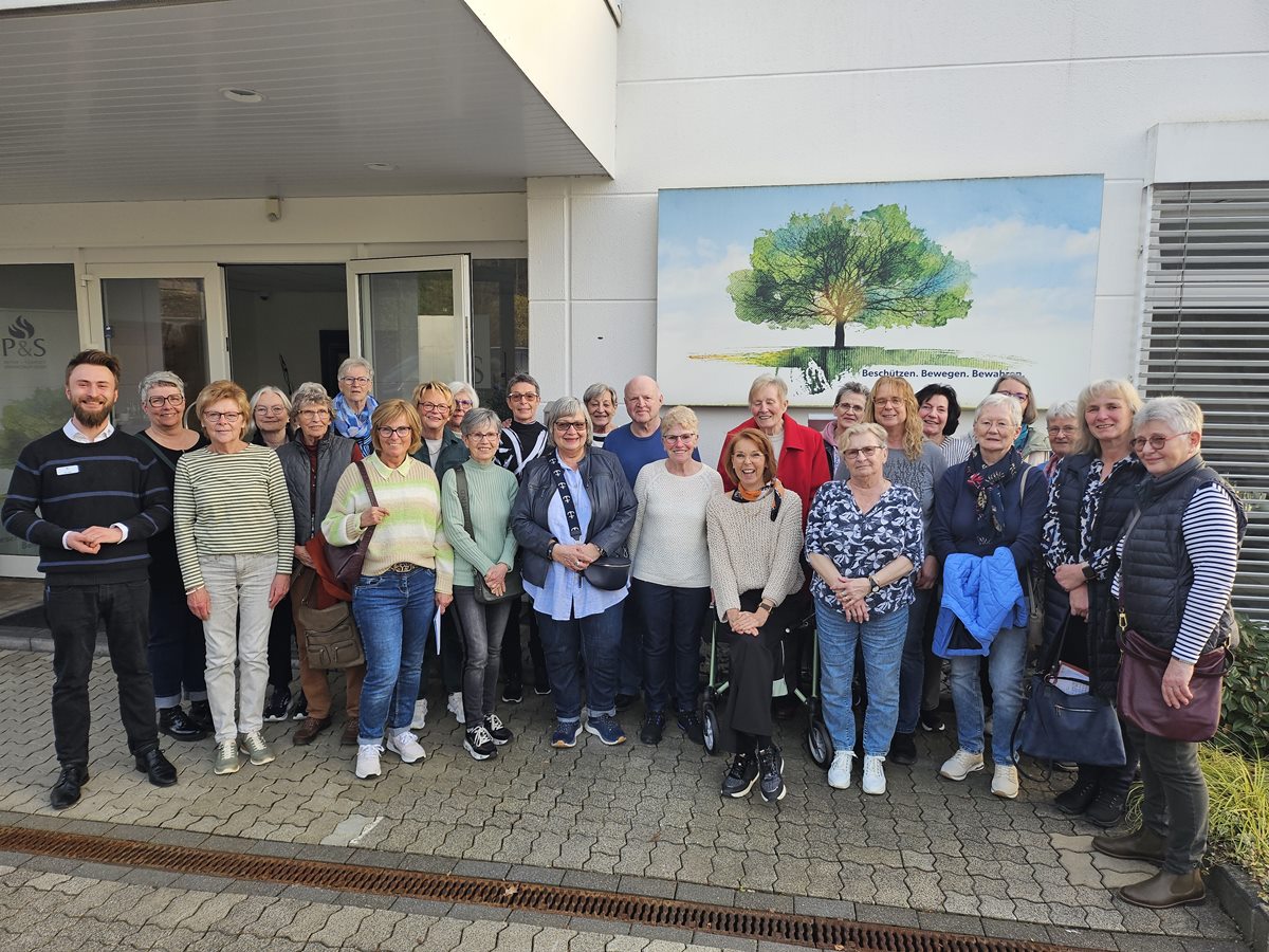 Die Betzdorfer Landfrauen lernten viel Neues �ber die Zeremonie der Feuerbestattung. (Foto: Veranstalter)