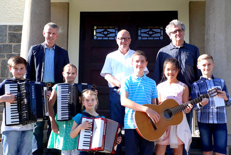 Der Frderverein der Kreismusikschule ehrte die Schlerinnen und Schler, die bei den Wettbewerben Jugend Musiziert und dem Deutschen Akkordeon Musikpreis erfolgreich waren:
(vorne, von links) Julian Schimpf, Laureen Keller, Angelina Lokay, Tim Rogalsky, Hoang Anh Duong und Gabriel Herr: Es gratulierten (hinten, von links) Michael Wagner (Akkordeonlehrkraft Kreismusikschule), Dr. Peter Enders, MdL (Frderverein Kreismusikschule), Klaus Schumacher (Gitarrenlehrkraft und stv. Schulleiter Kreismusikschule). (Foto: Kreismusikschule Altenkirchen)