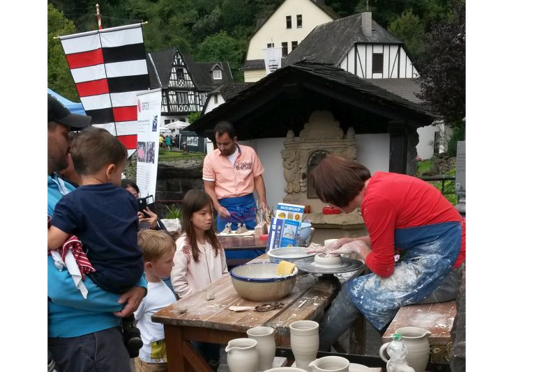 Arbeit an der Tpferscheibe auf dem Handwerkermarkt Grenzau. Fotos. Veranstalter