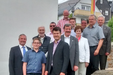 Stadtbrgermeister Stefan Leukel (MItte) konnte den Kreisvorstand der KPV im Hachenburger Vogtshof und Lesegarten begren. (Foto: KPV)