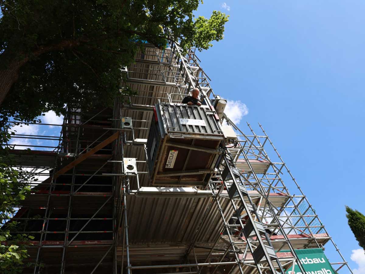 Die Liebenscheider Kirche ist samt Turm mit einem Ger�st eingedeckt. (Fotos: Sabine Hammann-Gonschorek)