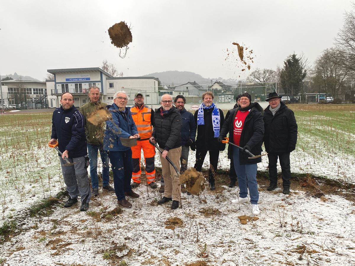 Mit dem ersten Spatenstich beginnen die Bauarbeiten im Sportpark. (Foto: Kulturstadt Unkel/Simone Schwamborn)