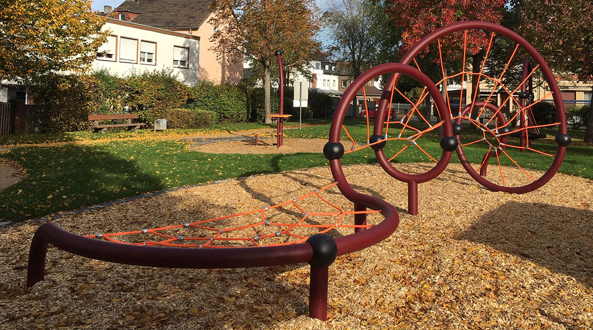 Am Ulmenweg im Raiffeisenring und an der Engerser Jakobstrae stehen Kindern attraktive Spielpltze zur Verfgung. Fotos: Stadt Neuwied