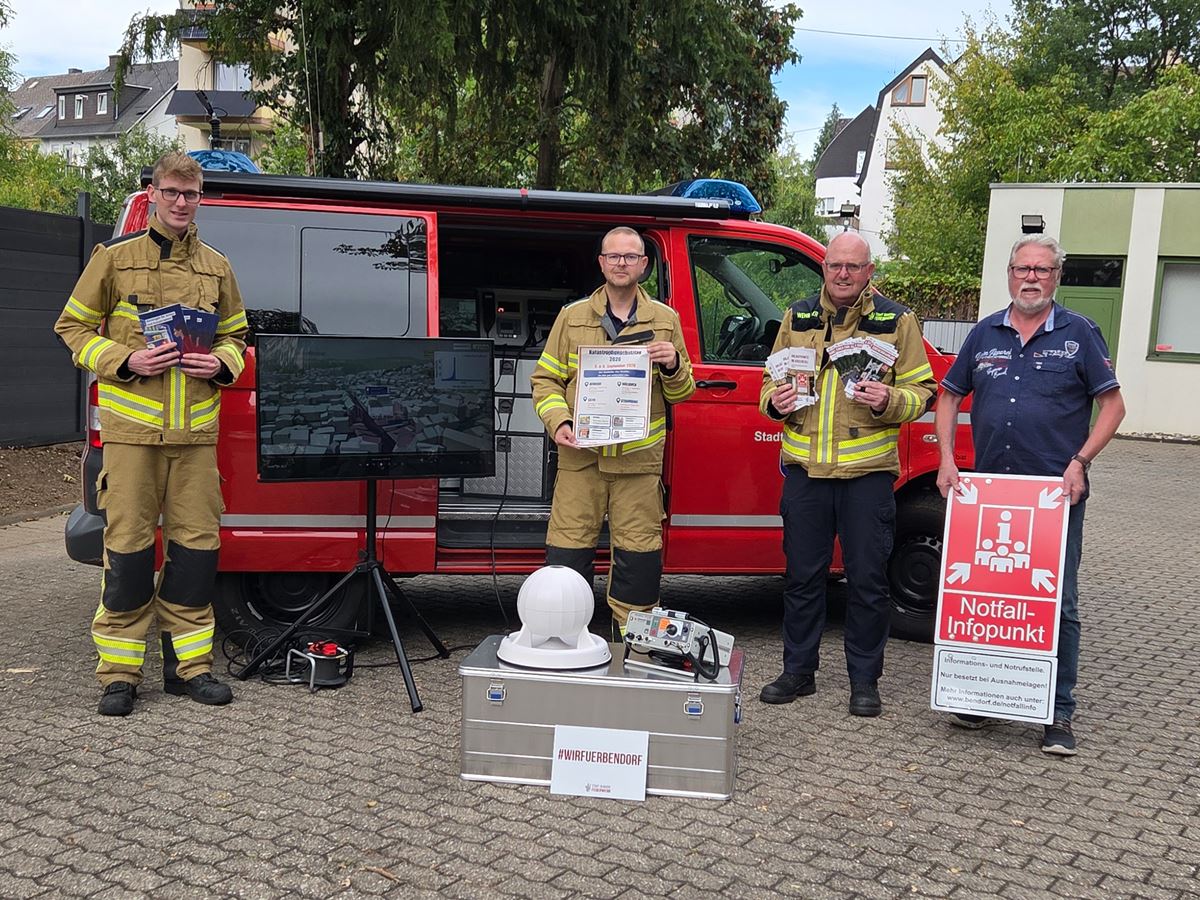 (v.l.n.r.): Lars Jan�en und Tobias Hilgert vom Social-Media-Team der Feuerwehr Bendorf machen mit Wehrleiter Markus Jan�en und dem Ersten Beigeordneten Peter Schneider mit Informationsmaterial, Hochwasservisualisierung, mobiler Sirene und dem Hinweis auf die Notfallinfopunkte auf den Katastrophenschutztag am 5. und 6. September aufmerksam. (Foto: T. Artzdorf/Stadt Bendorf)