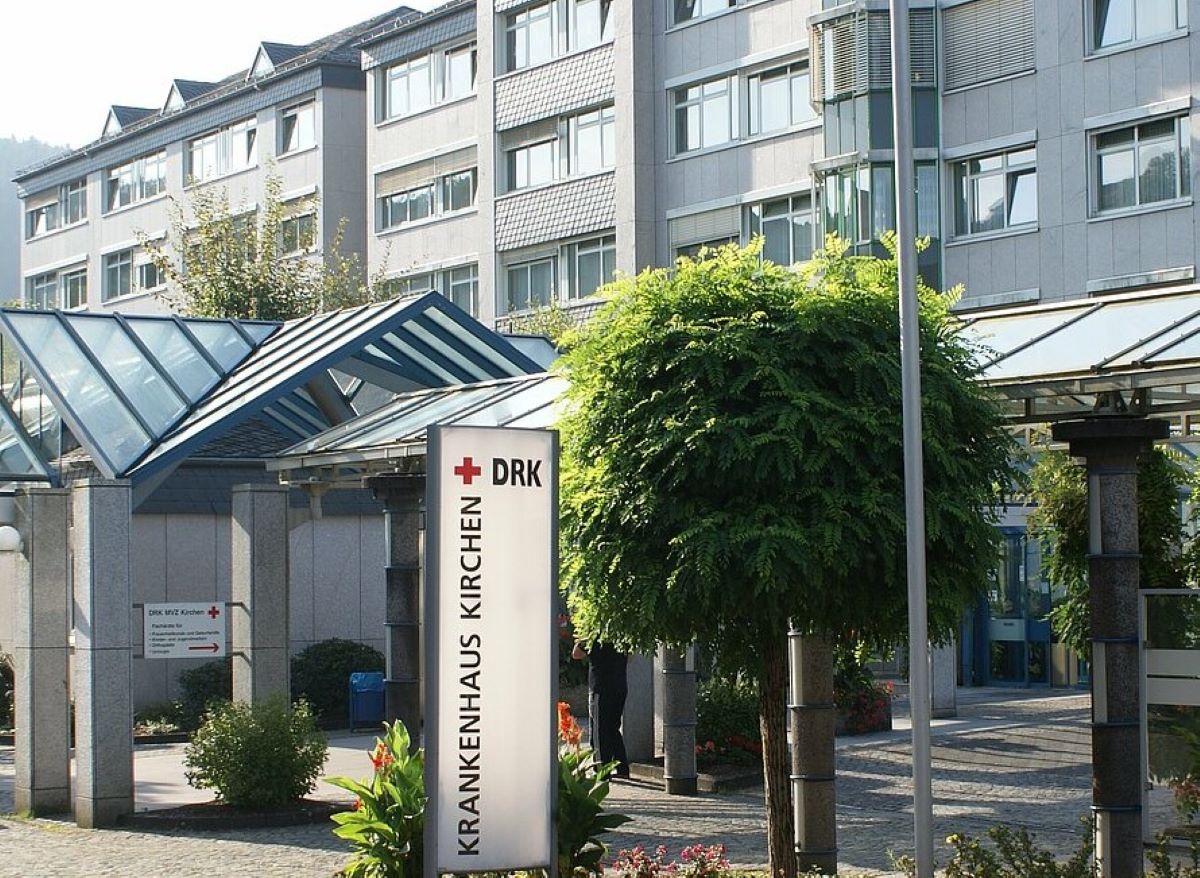 Bald wird wahrscheinlich der Verweis DRK Krankenhaus Kirchen verschwinden und die Diakonie in Sdwestfalen als neuer Betreiber ein eigenes Hinweisschild anbringen (lassen). (Foto: Archiv AK-Kurier) 