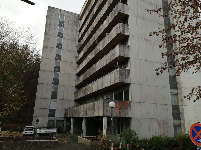 Das Hochhaus in der Kirchener Sandstrae, in dem die Schule fr Pflegeberufe untergebracht ist, gibt aufgrund baulicher Mngel Anlass zur Kritik. (Foto: hak)