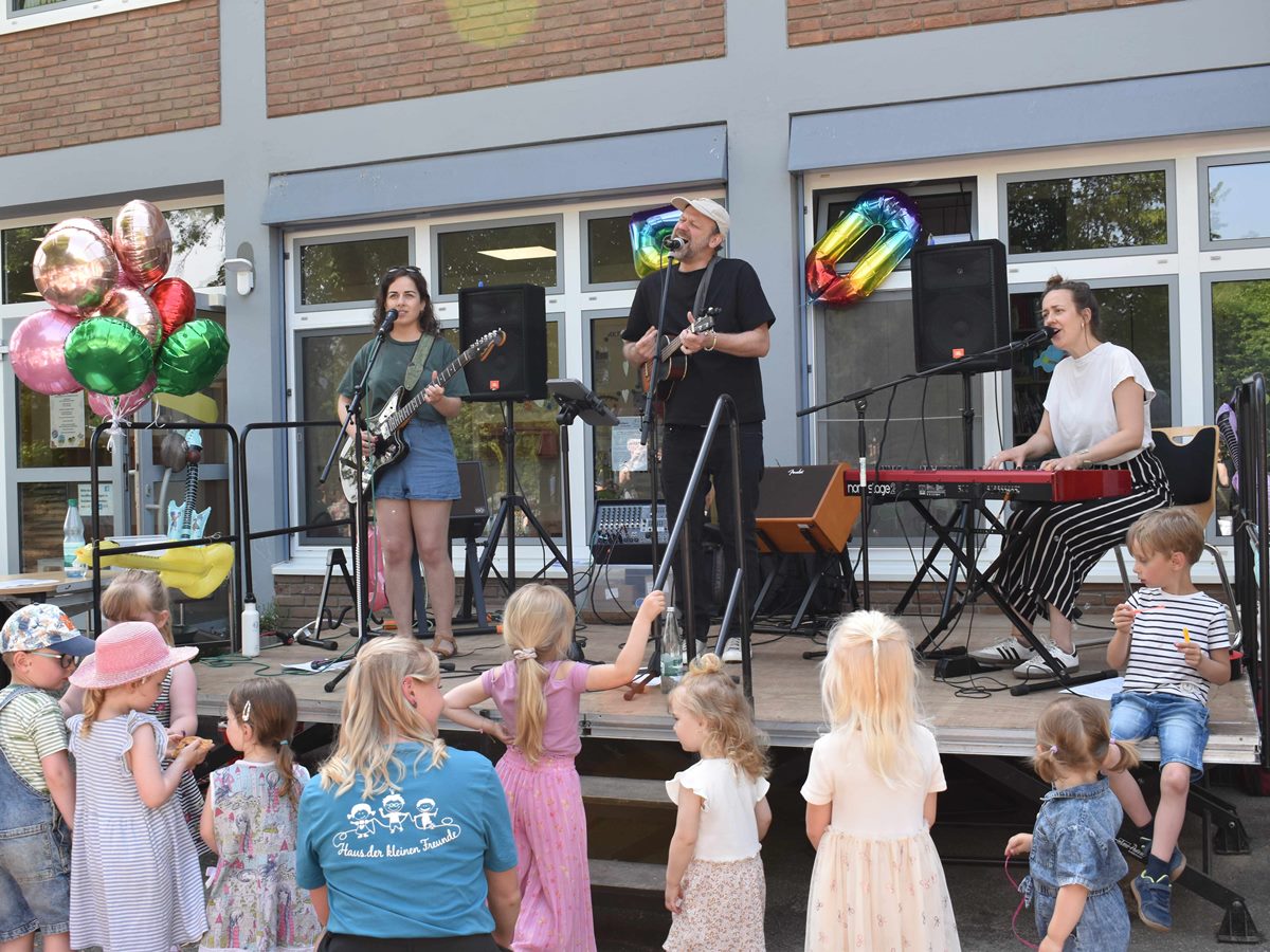 Die Band �Kekse und Kakao� begeisterte das gro�e und kleine Publikum mit ihren witzigen Songs. (Foto: VG Altenkirchen)