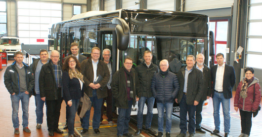 Die CDU-Kreistagsfraktion nahm ein Modell der neuen Westerwaldbus GmbH in Augenschein. (Foto: CDU)
