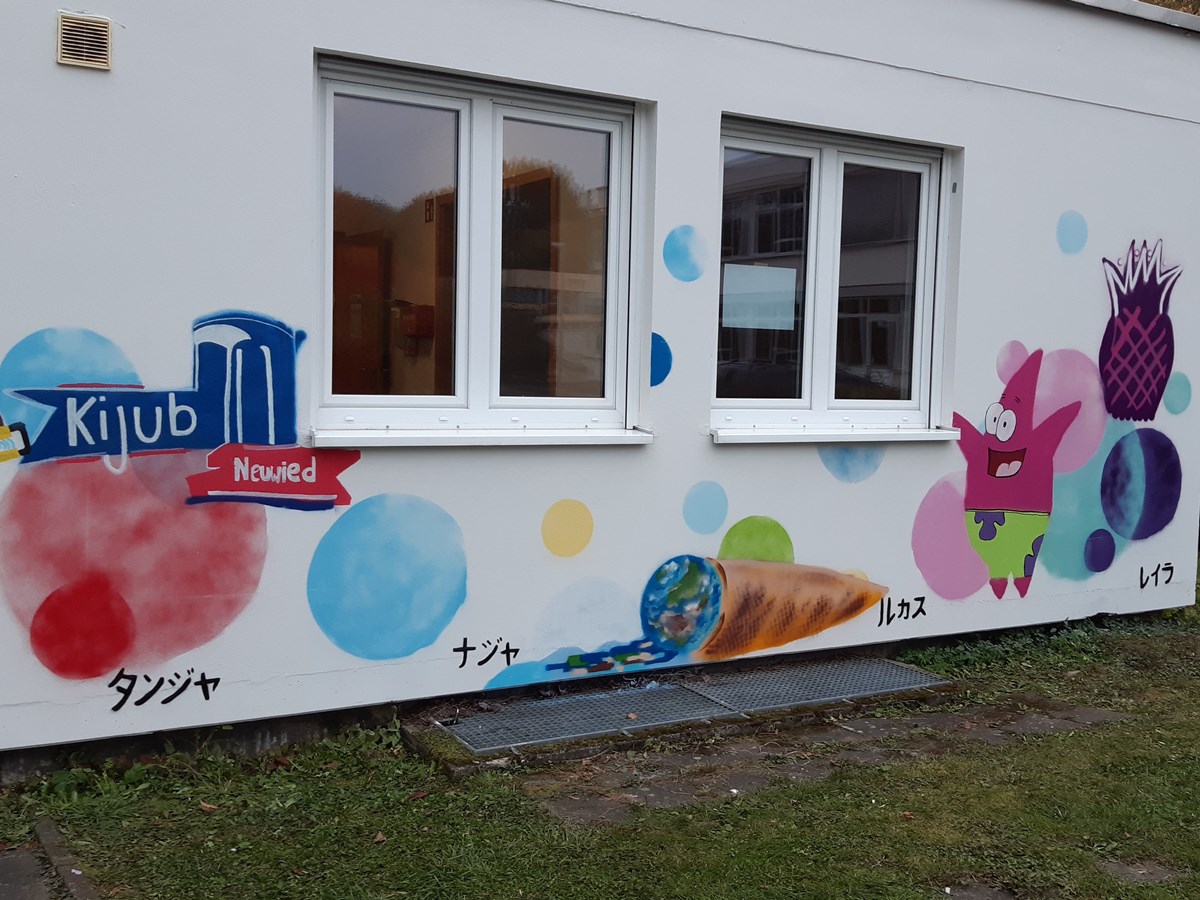 Hinter seiner bunt gestalteten Fassade lockt der Kindertreff Heimbach-Weis nach den Herbstferien wieder immer dienstags mit Spiel- und Bastelangeboten. (Foto: Tanja Buchmann)
