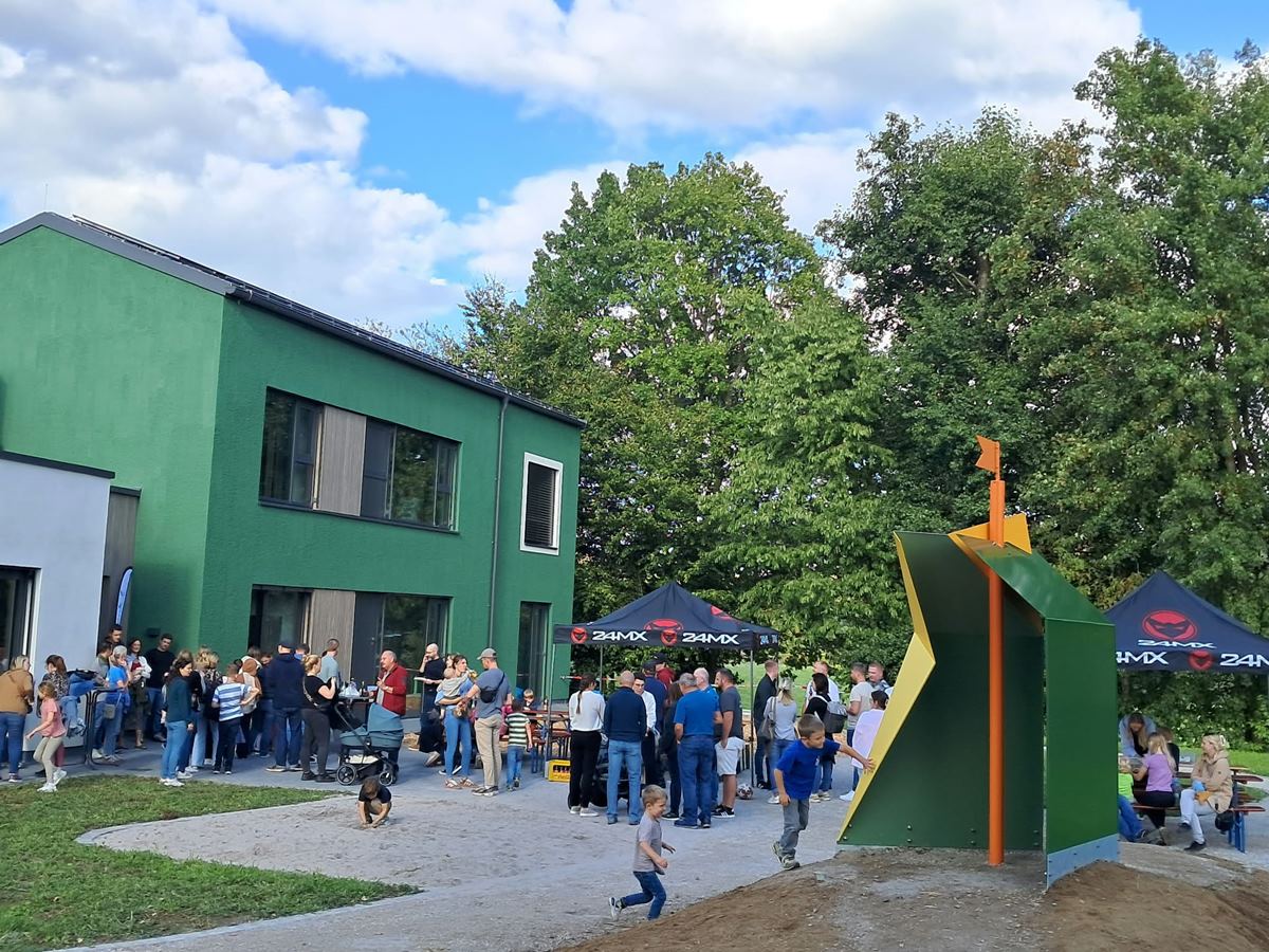 Zahlreiche G�ste waren zur Er�ffnung der Kita in Oberelbert gekommen. (Foto: Veranstalter)