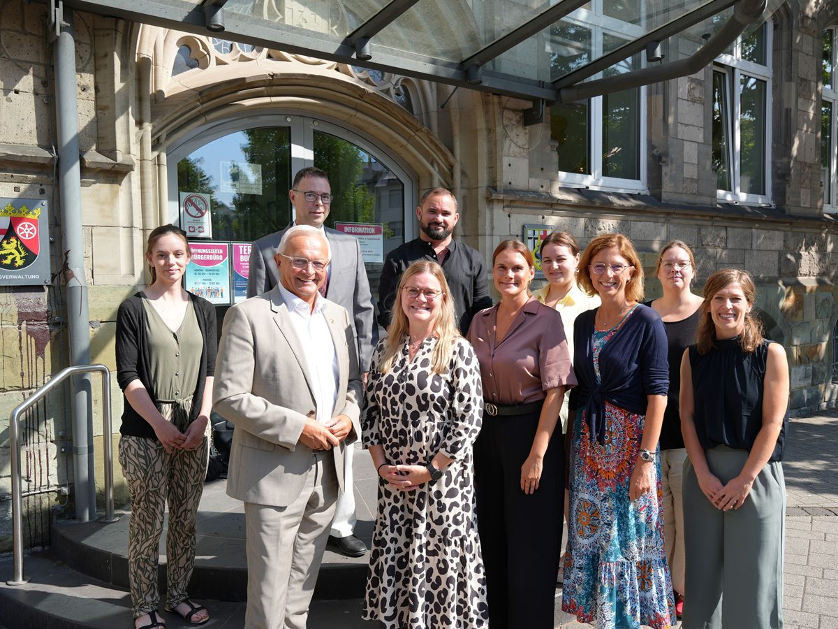 Landrat Achim Hallerbach und KipsE-Koordinatorin Laura Rockenfeller konnten Jugend- und Familienministerin Sabine B�tzing-Lichtenth�ler gemeinsam mit den kooperierenden Einrichtungen Einblicke in das KipsE-Erfolgsmodell des Landkreises Neuwied geben.(Foto: Julia Hinz / Kreisverwaltung Neuwied)