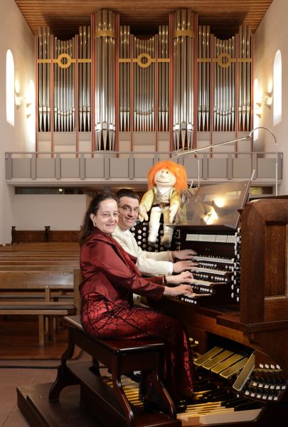 Die Liebfrauenkonzerte im vernderten Gewand werden in diesem Jahr von Iris und Carsten Lenz an der Orgel erffnet. Bildquelle: Lenz-Musik Wiesbaden