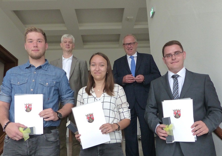 Niklas Helzer, Elise Wittgen und Enrico Gro (vorne, von links) haben ihren Abschluss an der Hochschule fr ffentliche Verwaltung (HV) in Mayen in der Tasche. Broleiter Norbert Schmauck und Landrat Dr. Peter Enders (hinten, von links) gratulierten. (Foto: Kreisverwaltung Altenkirchen)