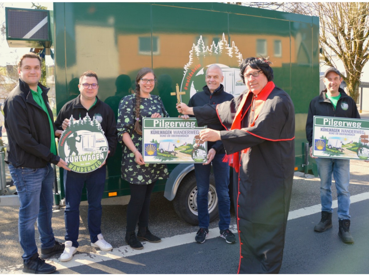 Pater Micha �berreicht das Pilgerschild im Rahmen einer kleinen Zeremonie an die Organisatoren. Mit dabei: B�rgermeister Fred J�ngerich, der die Bedeutung des Weges f�r die Verbandsgemeinde unterstrich. (Fotos: Michael M�ller)