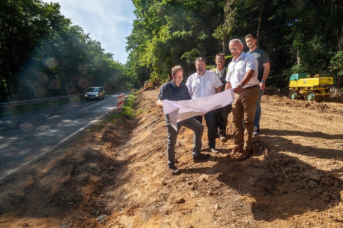 Landrat Achim Hallerbach (2.v.r.) und Brgermeister Michael Christ (2.v.l.) informierten sich an der neuen Baustelle an der L255 ber den geplanten Verlauf der Arbeiten. (Foto: privat)