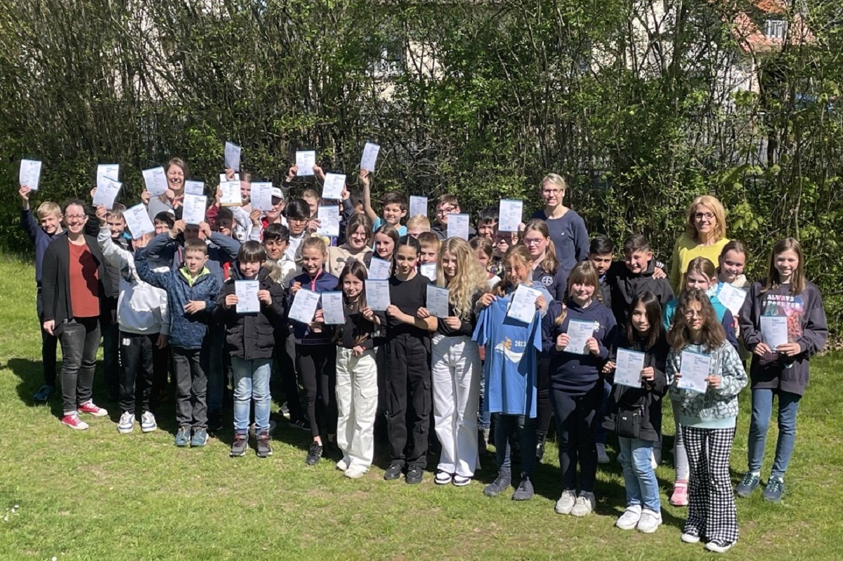 Mit Freude und Stolz prsentieren die Schlerinnen und Schler der IGS Hamm ihre Urkunden mit der erreichten Punktzahl beim Mathematik-Wettbewerb. (Foto: Diana Nentwig)