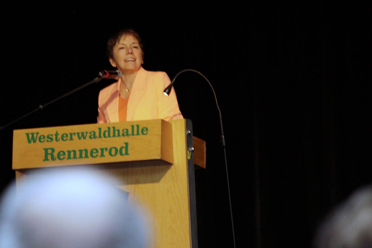 Margot Kmann liest in der Westerwaldhalle vor rund 300 Zuhren aus ihrem Buch "Vergebung". Fotos: Sabine Hammann-Gonschorek