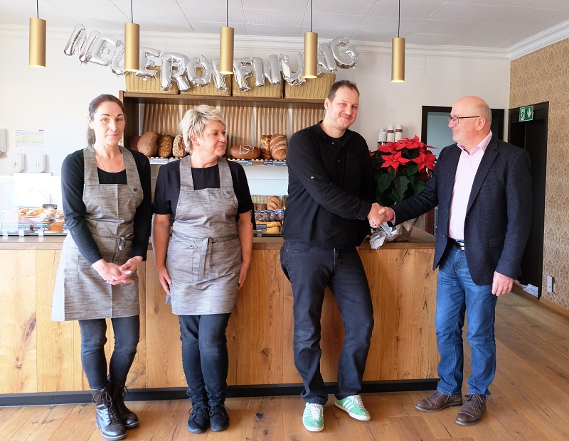  Neuerffnung von Kaliens Kaffee. Hubert Wagner (Ortsbrgermeister rechts) wnscht Bjrn Schumacher (Bckerein Schumacher 2.v.r.) viel Erfolg in Birken-Honigsessen (Fotos: KathaBe)