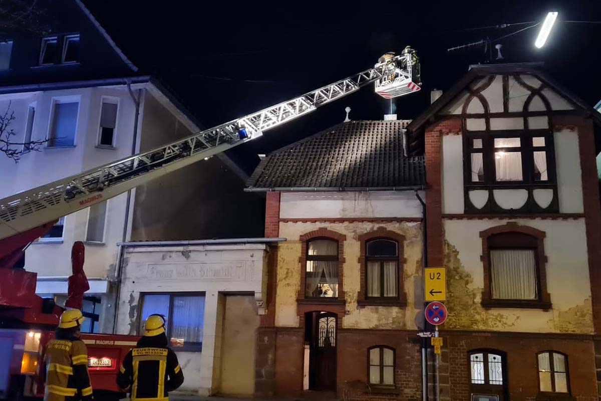 Der Kamin wurde ber die Drehleiter kontrolliert und gekehrt. Bilder: FW Wissen