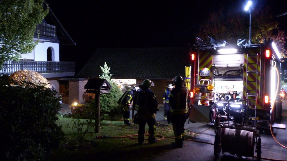 Der Kaminbrand ist gelscht - die Aufrumarbeiten laufen. (Fotos: Feuerwehr Hamm/Sieg)