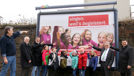 Freuen sich auf den Kampagnenstart: (von links) Dieter Meyer, Prsident Karl Wolff, der Kreis-Chorverbandsvorsitzender Koblenz, Dietmar Weidenfeller, die Mdels der Singschule Koblenz an Liebfrauen, die das Fotomotiv ausmachten, Peter Balmes, Pressereferent im Kreis-Chorverband Koblenz sowie Tobias Hellmann, Vize-Prsident des Chorverbandes Rheinland-Pfalz. (Foto: Chorverband Rheinland-Pfalz)