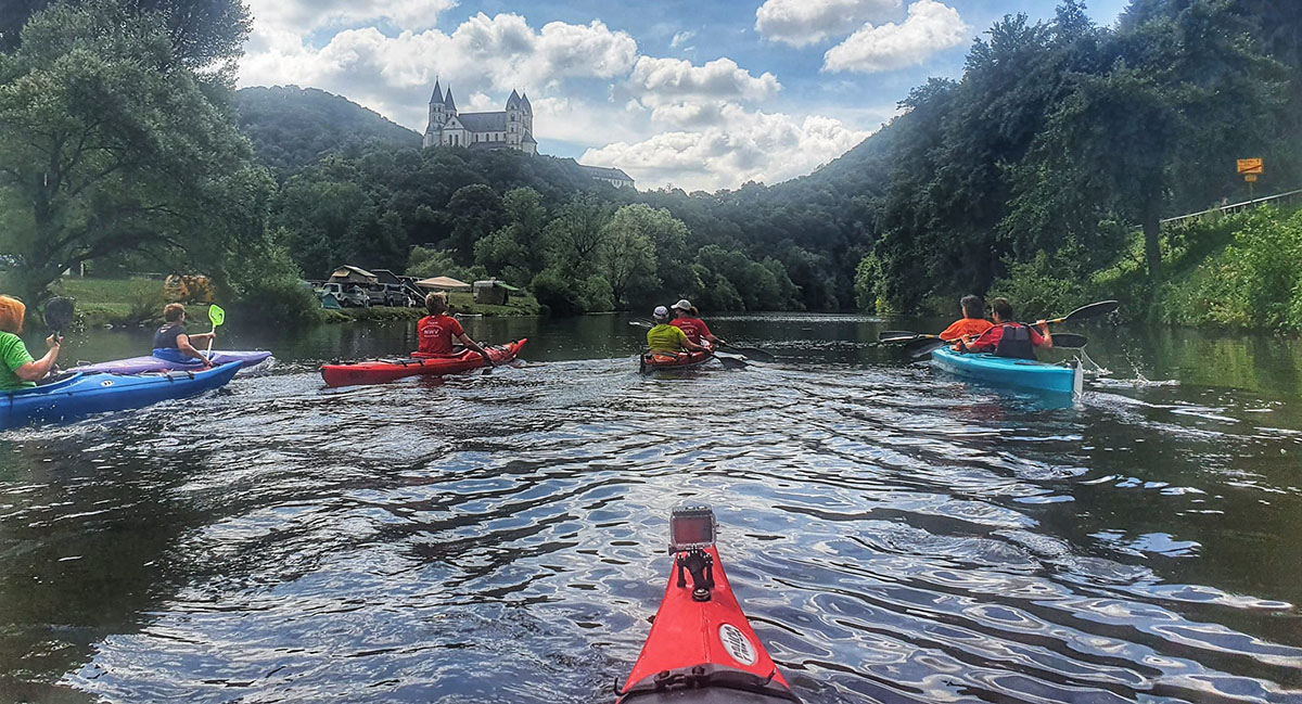Kanutinnen des Neuwieder Wassersportvereins erkunden Lahn