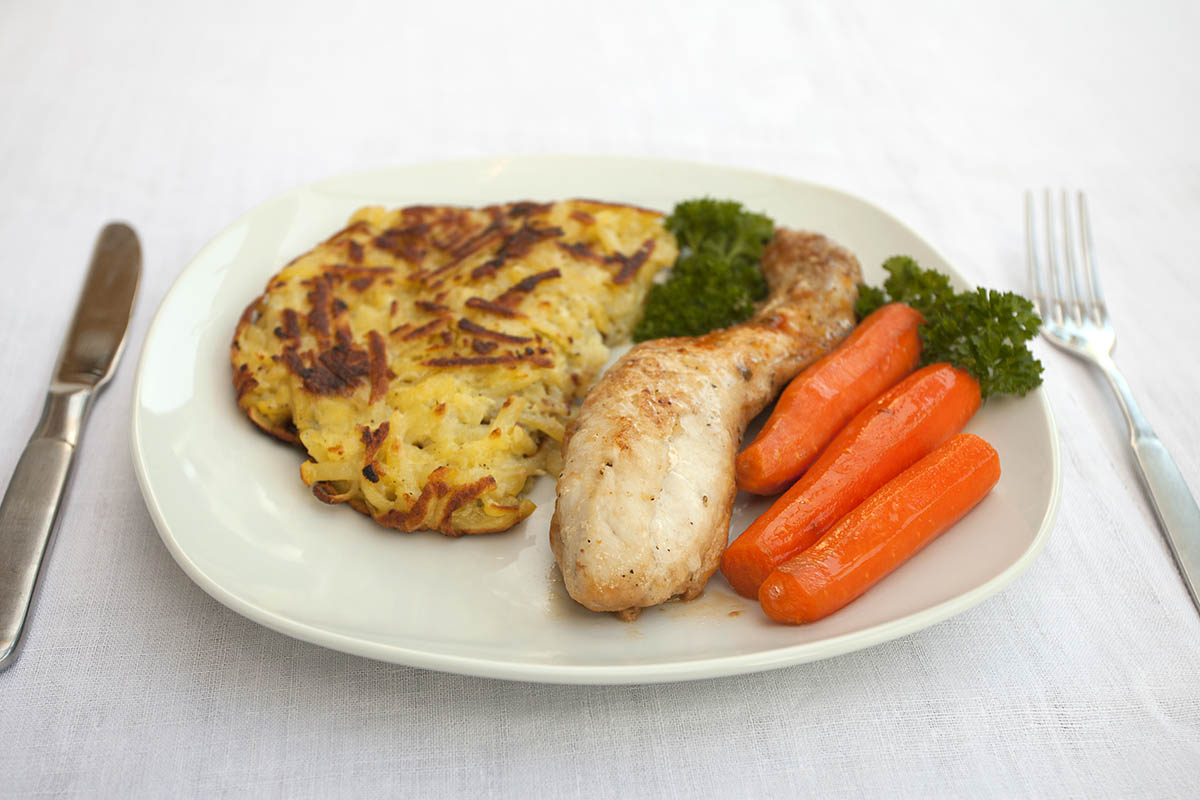 Westerwlder Rezepte: Kaninchenrcken mit glasierten Mhren und Kartoffelpltzchen