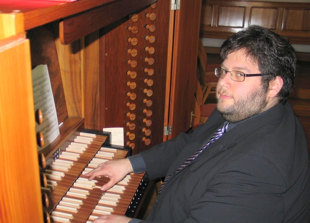 Kreiskantor Johann-Ardin Lilienthal vom Evangelischen Kirchenkreis Altenkirchen an der Orgel. (Foto: Petra Stroh)