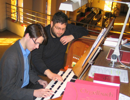 So wie fr Orgelschler Philipp Weler (links), der hier gerade an der Orgel der Altenkirchener Christuskirche bt, wrde Kreiskantor Johann-Lilienthal gerne berall in den 16 Kirchengemeinden des Evangelischen Kirchenkreises Altenkirchen weiteren Organisten-Nachwuchs ausbilden. Gerne anfragen rt der Kreiskantor allen, die ein altes Hobby aufleben lassen oder ein neues Hobby entdecken wollen. Ich bilde in allen Altersgruppen aus, unterstreicht er ausdrcklich. (Foto: Petra Stroh)