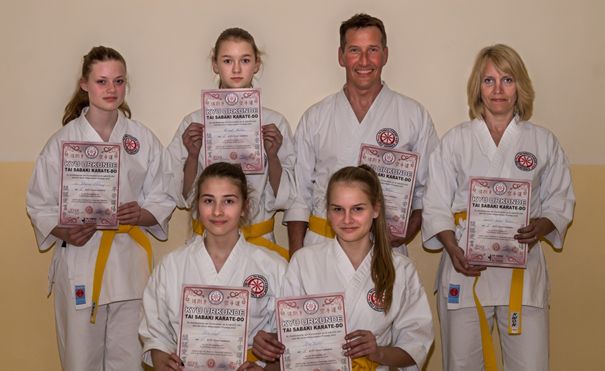 Kampfknstler wurden zur Karate-Prfung eingeladen