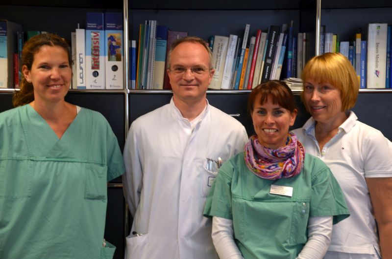 Auszeichnung fr das Studienzentrum der Abteilung Kardiologie, Pneumologie und Internistische Intensivmedizin unter Prof. Dr. Stephan Steiner  ein Bild aus den Zeiten VOR Corona, v.l.n.r.: Oberrztin Dr. Stefanie Weigel, Chefarzt Prof. Dr. Stephan Steiner, sowie die beiden Study Nurses Kerstin Winter und Patricia Schneider. Fotos: privat