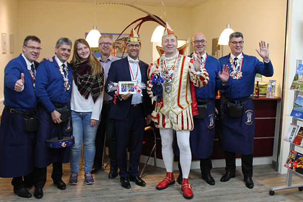 v. l.  TI-Auszubildende, Svenja Arndt, TI-Mitarbeiter, Thorsten Mintgen, Leiter der TI, Detlef Odenkirchen und Prinz Christoph I. eingerahmt von den Hofstaat Kbese seiner Tollitt. Foto: pr
