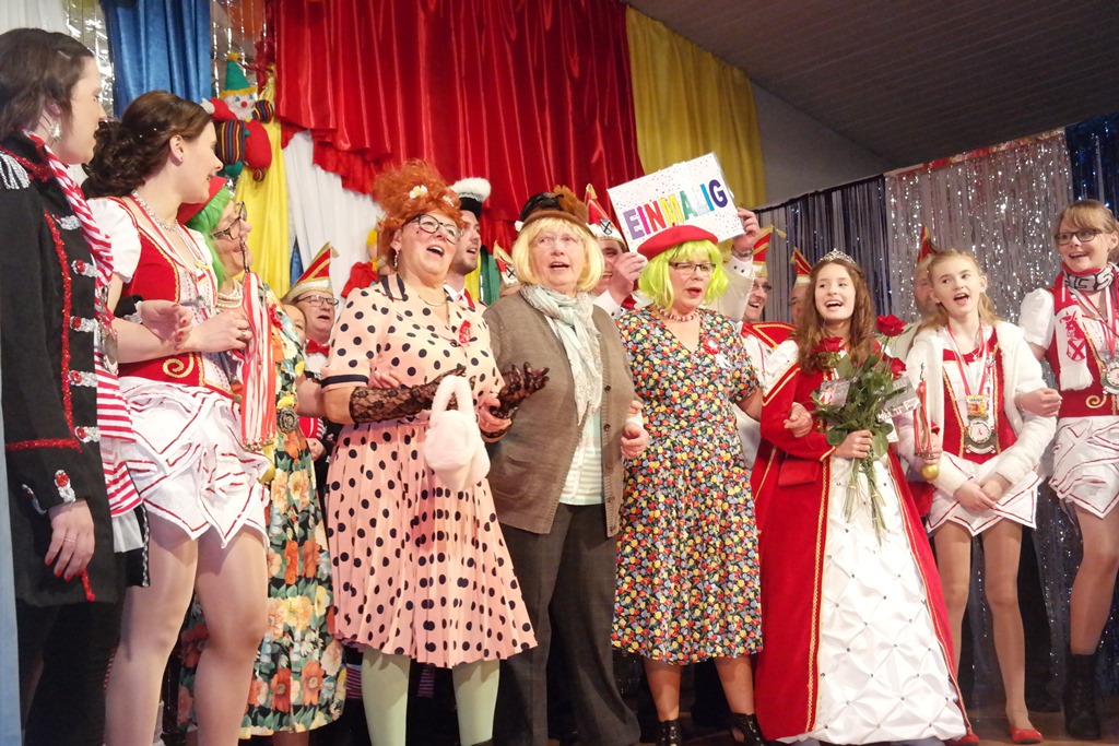 Was wre eine Session ohne den Wissener Frauenkarneval? Nrrinnen und Narren feierten drei Tage im Pfarrheim. (Fotos: Regina Steinhauer)