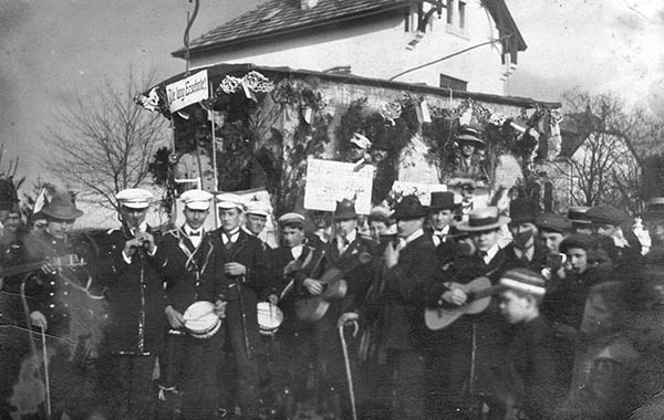 Der Karneval in Rheinbreitbach hat eine lange Tradition. Auf diesem Bild feiern die Jecken im Karnevalszug den Plan eine elektrische Straenbahn von Neuwied nach Bad Honnef zu bauen. Bildaufnahme vor 1914.
