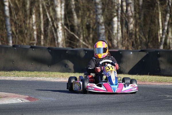 Junge Kartpilotin aus Straenhaus bei Frhlingscup in Kerpen-Manheim