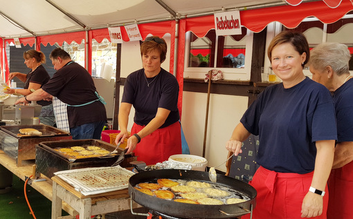 Bestes Sptsommerwetter lockte viele Besucher zum Backes in die Dorfmitte beim traditionellen Kartoffel- und Backesfest des Brgervereins Opperzau/Oppertsau. (Foto: Brgerverein)