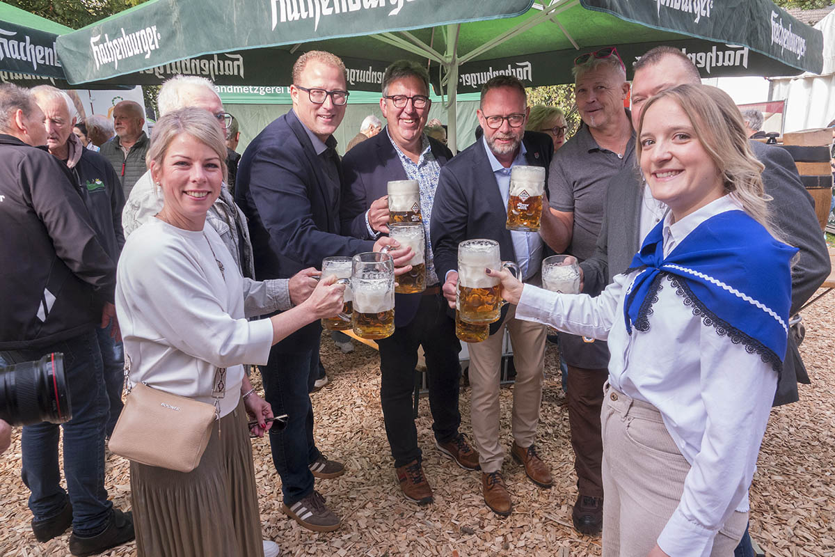 Der Markt wurde mit dem offiziellen Fassanstich er�ffnet. Fotos: Wolfgang Tischler