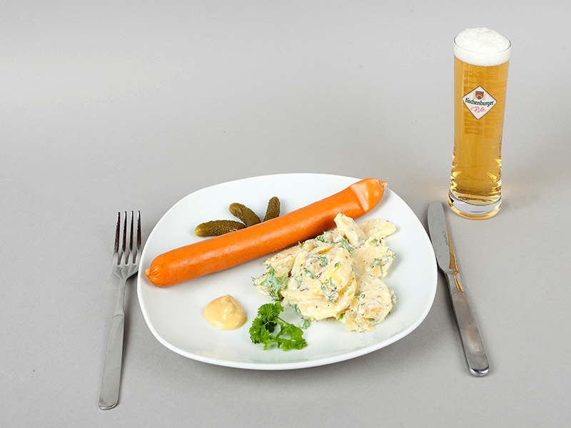 Ein selbstgemachter Kartoffelsalat mit Wrstchen  fr viele deutsche Haushalte ist das immer noch das Weihnachtsessen schlechthin an Heiligabend. (Archivfoto: Wolfgang Tischler)