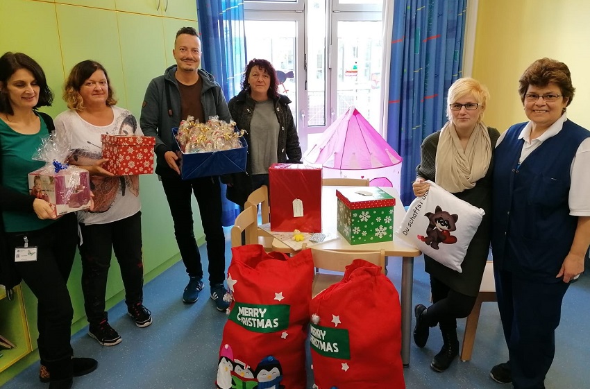 Weihnachten im Karton: Die gesammelten Spenden wurden auf der kinderonkologischen Station der Universittskliniken Kln bergeben. (Fotos: privat)