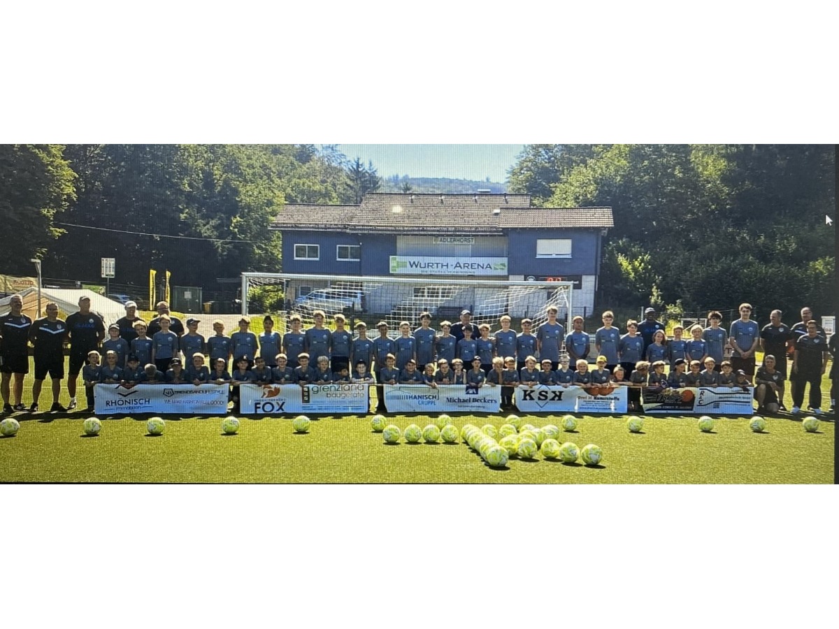 Die Teilnehmer der elften Kastenmaiers Fu�ballschule in Niederfischbach (Foto: Markus Briel)