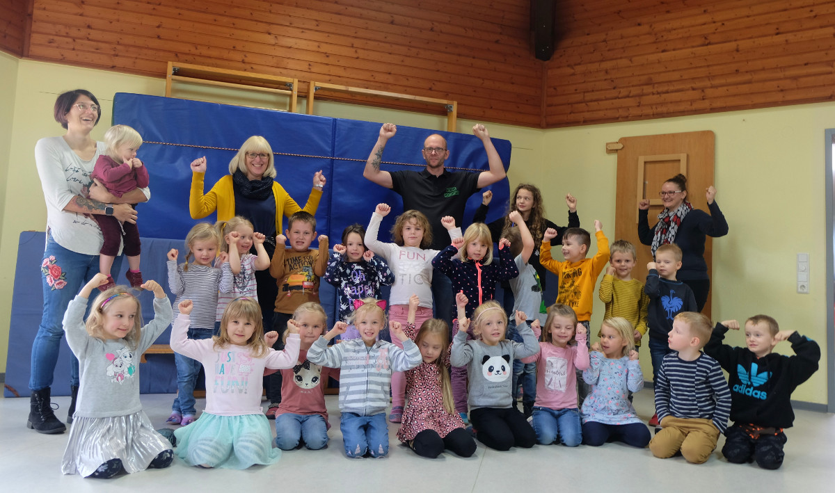 Im Superheldenprogramm von "Sicherheit fr Kinder" lernen die Kleinen, Konflikte und Probleme ohne Gewalt oder Unsicherheit zu klren. V.l. hinten: Caroline Hauter, Manuela Pfeifer, Heiko Brning und Mareike Bayer zusammen mit den Kindern einer von zwei Kursgruppen.