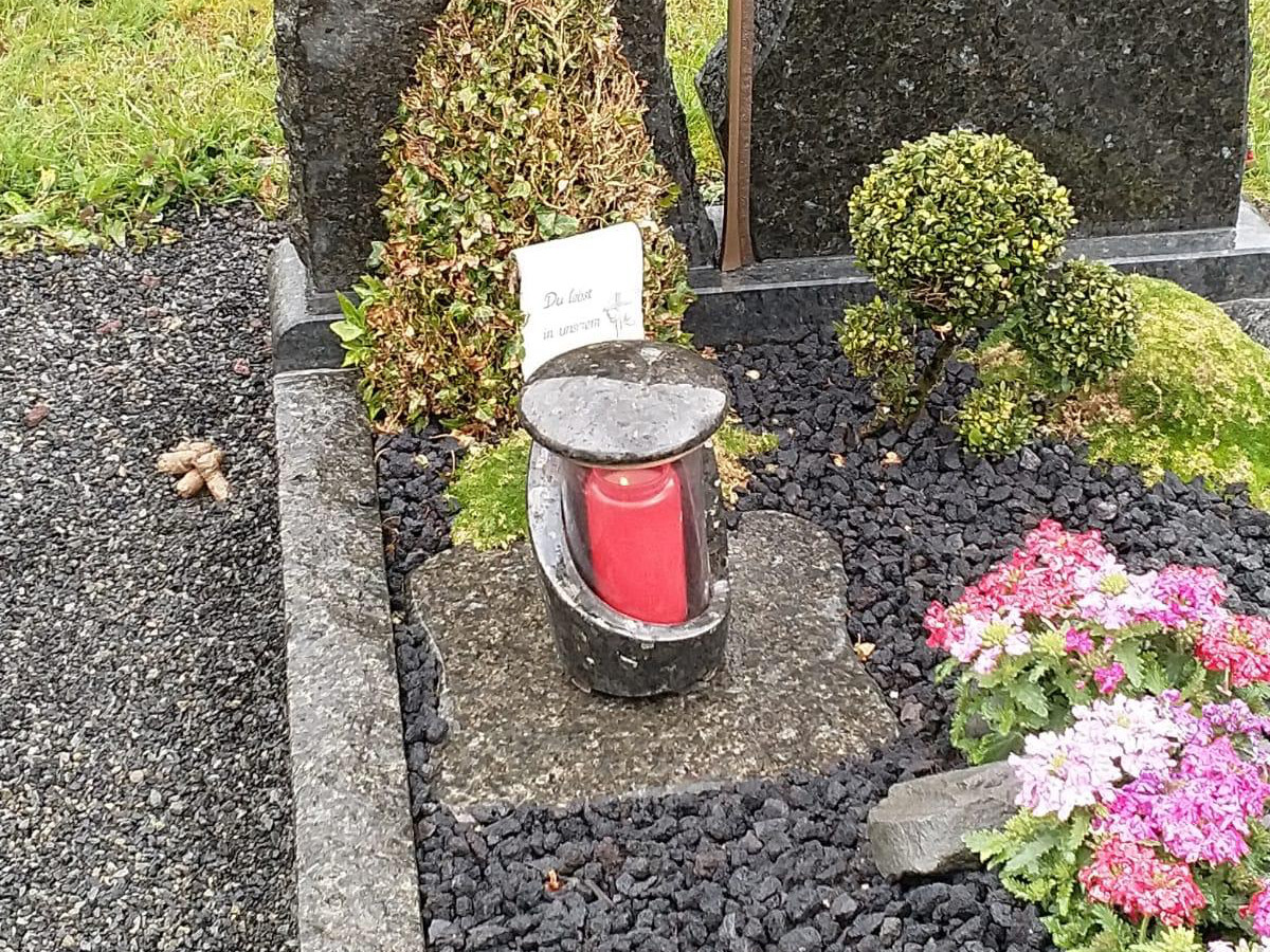 Erneut Hundekot an gleicher Stelle auf dem Friedhof in Katzwinkel gefunden