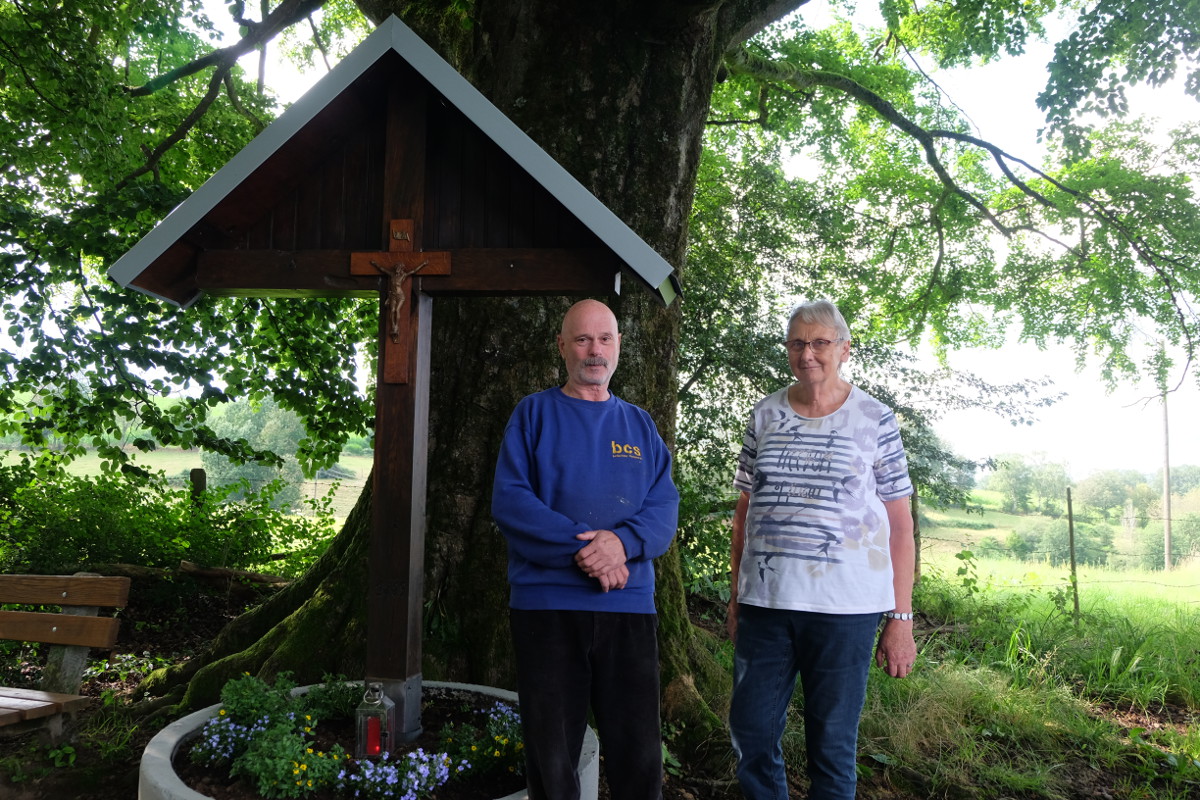 Heiner Breuing sorgte fr eine Rundumerneuerung des Gdelner Kreuzes. Annegret Schmidt hegt und pflegt die Anlage schon seit Jahrzehnten liebevoll. (Foto: KathaBe)
