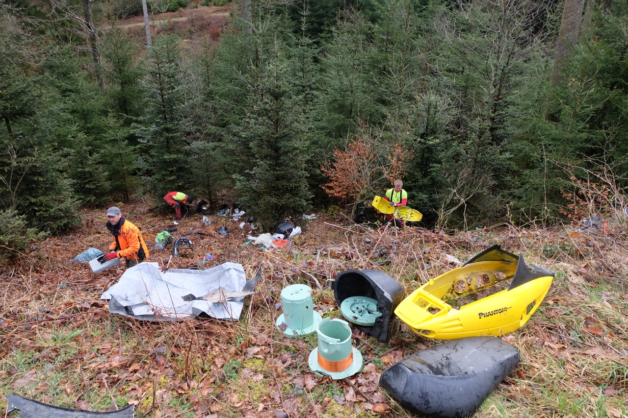 Der kologisch und konomische Schaden, der durch illegalen Mll verursacht wird, muss am Ende oftmals von allen Brgern ber Steuern und Gebhren beglichen werden. (Fotos: KathaBe)
