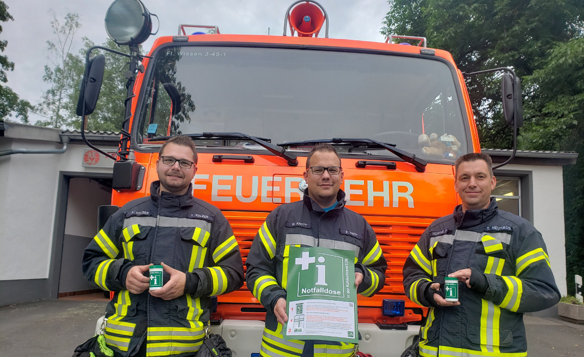 Die Notfalldose kann unter Umstnden Leben retten. Der Frderverein der Freiwilligen Feuerwehr Katzwinkel verteilt die Dosen in den nchsten Tagen an Brger ab eine gewissen Alter. V.l. Jugendwart Tim Klzer, Benjamin Knott Vorsitzender des FVFF und Wehrfhrer Torsten Neuhaus (Lschzug 3). (Foto: pr.)