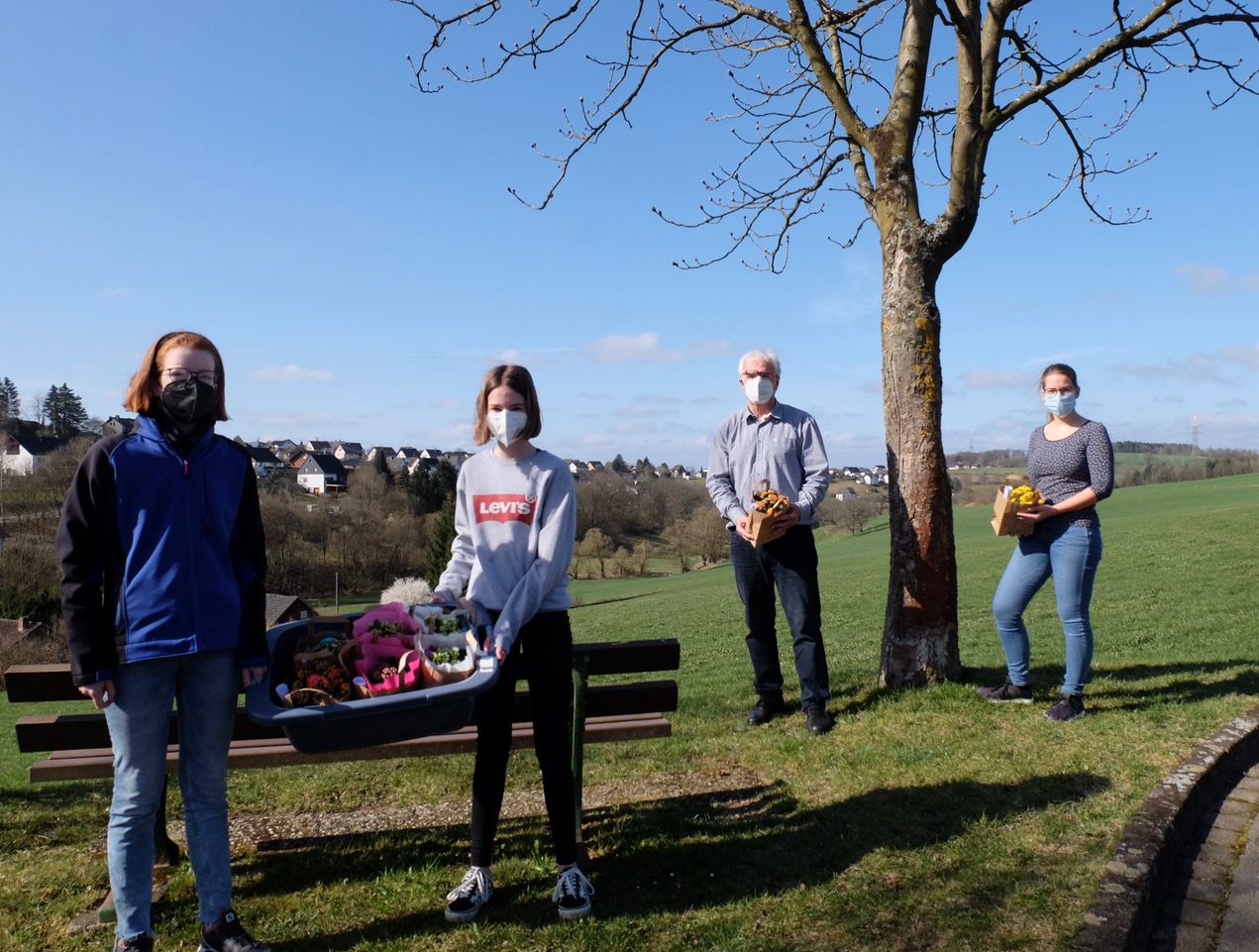 Trotz Distanz Nhe schaffen, so das Credo der gemeinsamen Osteraktion der Ortsgemeinde Katzwinkel im Schulterschluss mit allen Ortsvereinen. v.l. Lucy Hombach, Tara Becher, Hubert Becher und Clara Kern. (Fotos: KathaBe)