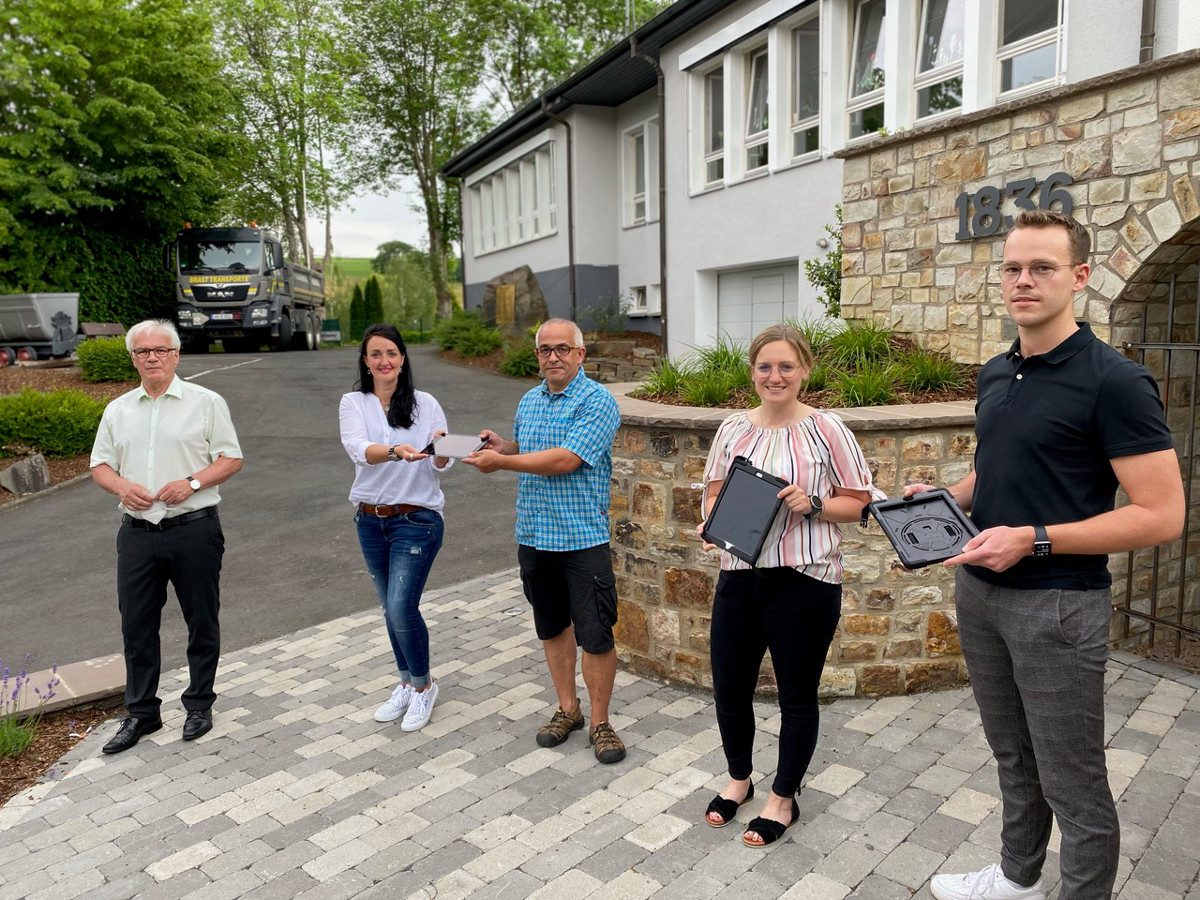 Die Barbara-Grundschule kann sich ber weitere Spenden freuen. v.l. Ortsbrgermeister Hubert Becher, Schulelternsprecherin Mareike Otterbach, Rolf Sterzenbach (Ausschussmitglied), Lea Schnborn und Felix Kern von der LVM Versicherungsagentur Kern. (Foto: KathaBe)