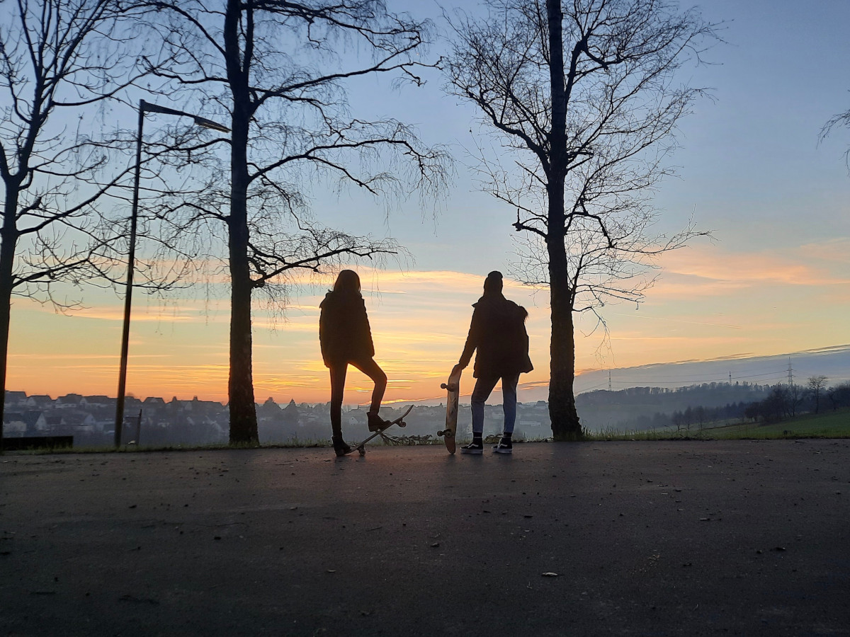 Tara und Lucy warten mit ihren Skateboards auf die Fertigstellung der Skateranlage an der St. Barbara-Kirche. Mit anderen Kindern und Jugendlichen freuen sich die beiden, dass dies nun in greifbare Nhe gerckt ist. (Foto: Ortsgemeinde)