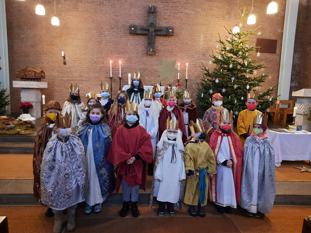 Nach dem Aussendungsmesse in der St. Barbara-Kirche in Katzwinkel brachten die Sternsinger den Segen an die Haustren. (Foto: Sternsinger)