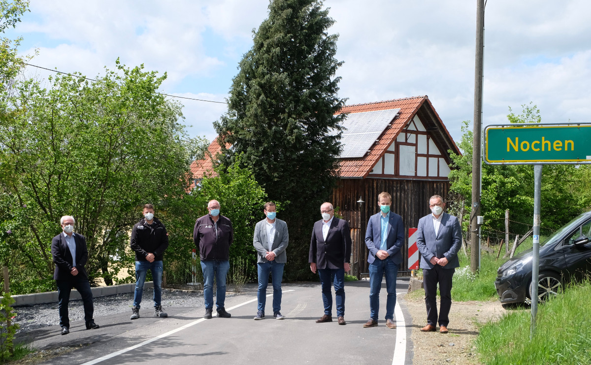 Drei-Straen-Paket erfolgreich abgeschlossen. V.l. Ortsbrgermeister Hubert Becher, Niklas Lehmler und Ralf Gro (Fa. Koch), Lutz Nink (LBM), Dr. Peter Enders, MdL Matthias Reuber und Verbandsgemeindebrgermeister Berno Neuhoff. (Fotos: KathaBe)